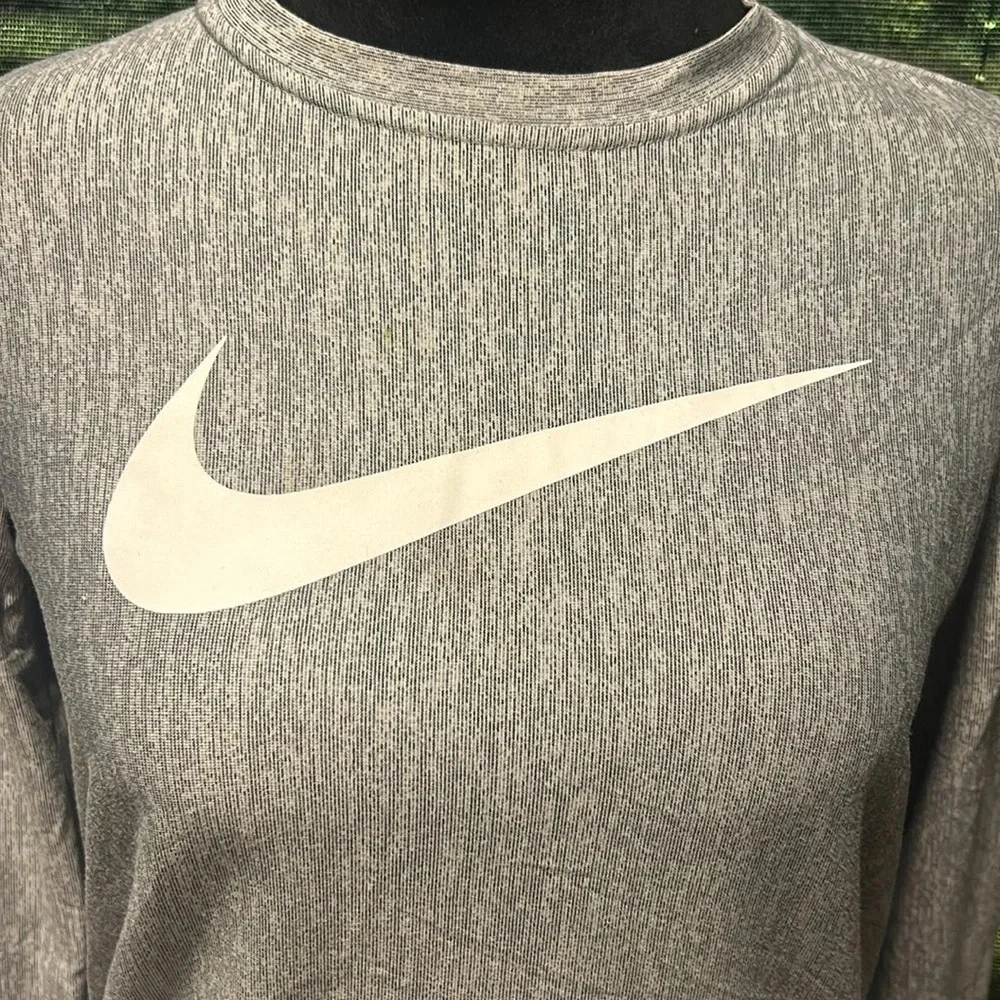 Nike Boys Dri-Fit Grey Logo Front Long Sleeve Athletic‎ Tee Size Large